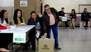 Rodrigo Londoño votando por primera vez. Fuente: EFE
